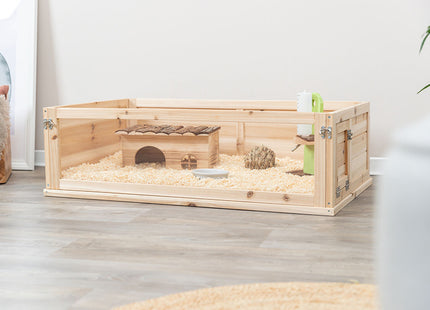 Trixie - Indoor Knaagdierverblijf, een houten kist met daarin een hamster.
