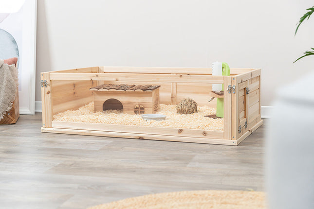 Trixie - Indoor Knaagdierverblijf, een houten kist met daarin een hamster.