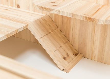 Een Trixie - Knaagdierenverblijf met een klein houten tafeltje met etages erop.