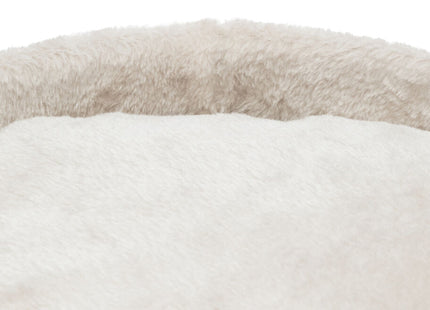 Een close-up van een witte, harige pantoffel op een wit oppervlak met Trixie - Cat Tower Ria-trefwoorden.