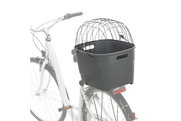 Een fiets met achterop een Trixie - Kunststof Fietsmand Bagagedrager. De kooi is gaas en heeft een korthouder optioneel. Er wordt ook een slipvaste ligmat meegeleverd.