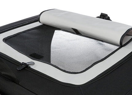 Een Trixie - Reisbench / Reismand Vario, een draagbare tas met gaasscherm, ideaal voor op reis of buitenactiviteiten.