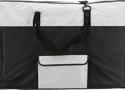 Een Trixie - Reisbench / Reismand Vario, zwart witte tas met vakje erop, ideaal voor op reis met uw huisdier.