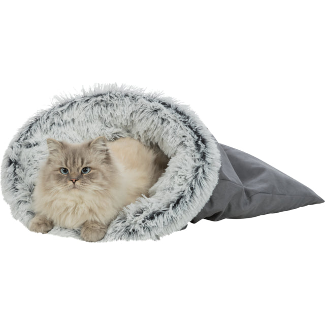 Trixie - Relax Slaapzak Harvey SOFT editie biedt ultiem comfort terwijl Harvey, een kat, vredig in een grijze, donzige kattenmand ligt.
