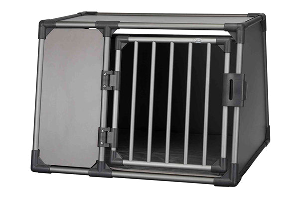 Trixie - Vervoersbox Aluminium, een grijze hondenbench met een aluminium deur die voor veiligheid zorgt.