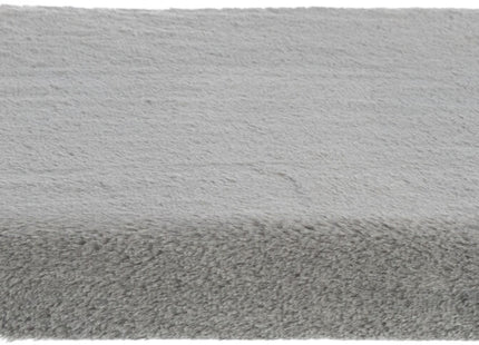 Een grijze bontdeken met Trixie - Vitaal Matras Lonni op een witte achtergrond.