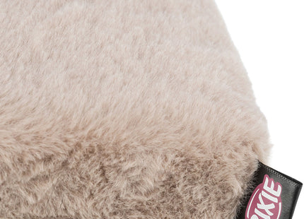 Close up van een orthopedisch hondenbed Trixie - Vitaal Matras Lonni met een label erop, geschikt voor honden en katten.